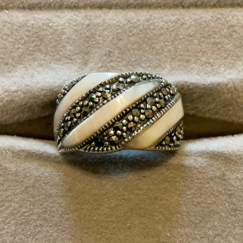 Elegant Sterling Silver And Mother Of Pearl Women's Ring